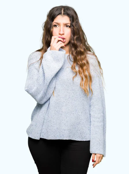 Młoda Kobieta Piękne Swetrze Zima Właśnie Zestresowany Zdenerwowany Rąk Ustach — Zdjęcie stockowe