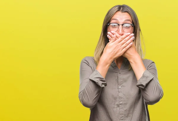 Junge Schöne Frau Über Isolierten Hintergrund Schockiert Mund Mit Den — Stockfoto