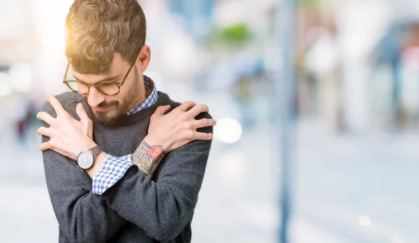 Junger Gut Aussehender Smarter Mann Mit Brille Vor Isoliertem Hintergrund — Stockfoto