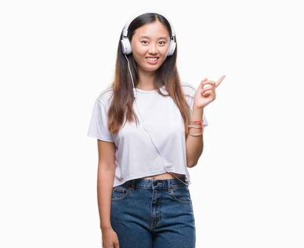 Ung Asiatisk Kvinna Musiklyssnande Bär Hörlurar Isolerade Bakgrund Mycket Glad — Stockfoto
