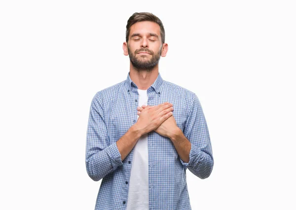 年轻英俊的男子穿着白色 T恤在孤立的背景微笑着双手在胸前闭上眼睛和感激的手势脸上 健康理念 — 图库照片