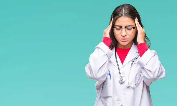 Arabský Mladík Doktor Žena Izolované Pozadí Rukou Hlavu Pro Bolest — Stock fotografie