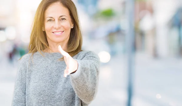 Hermosa Mujer Mediana Edad Con Suéter Invierno Sobre Fondo Aislado — Foto de Stock