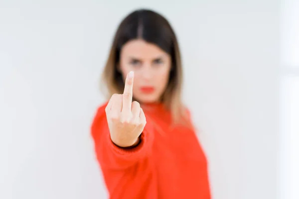 Молодая Женщина Обычном Красном Свитере Изолированном Фоне Показывает Средний Палец — стоковое фото