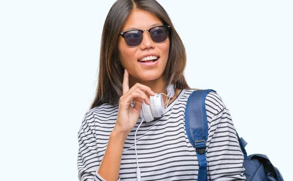 Junge Asiatische Studentin Mit Kopfhörer Und Rucksack Über Isoliertem Hintergrund — Stockfoto