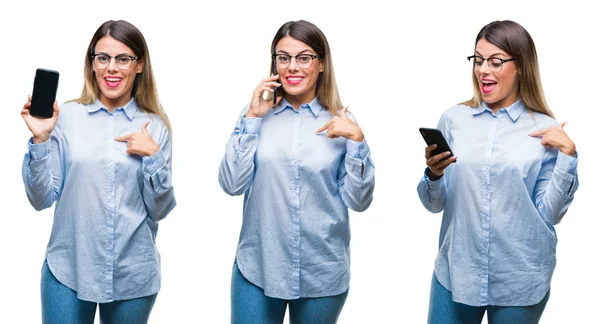 年轻美丽的女商人拼贴使用智能手机在孤立的背景与惊喜的脸指向自己 — 图库照片