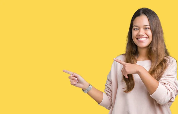 Jovem Mulher Bonita Morena Vestindo Camisola Rosa Sobre Fundo Isolado — Fotografia de Stock