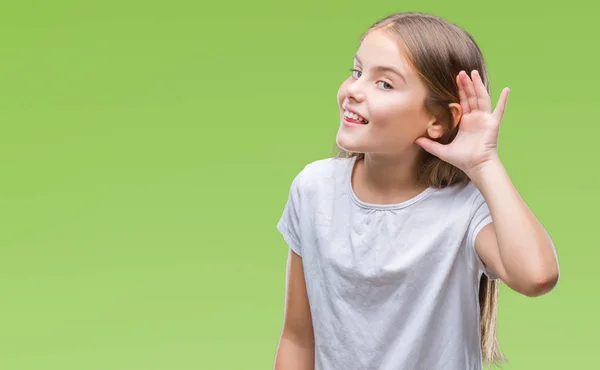 Krásná Mladá Dívka Izolované Pozadí Úsměvem Rukou Přes Ucho Naslouchá — Stock fotografie