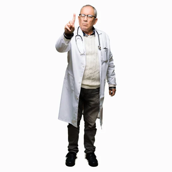 Dokter Senior Yang Tampan Memakai Mantel Medis Dengan Jari Atas — Stok Foto