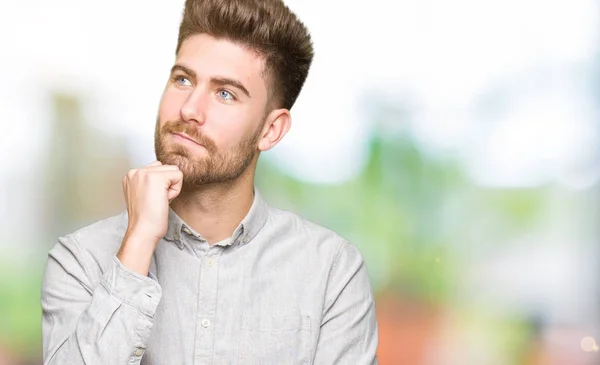 Joven Hombre Guapo Con Camisa Casual Con Mano Barbilla Pensando —  Fotos de Stock