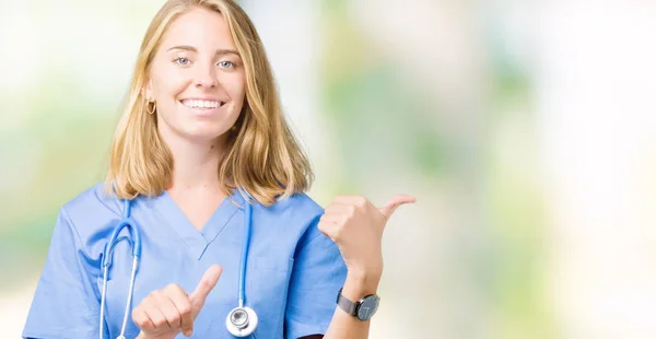 Bella Giovane Donna Medico Indossa Uniforme Medica Sfondo Isolato Indicando — Foto Stock