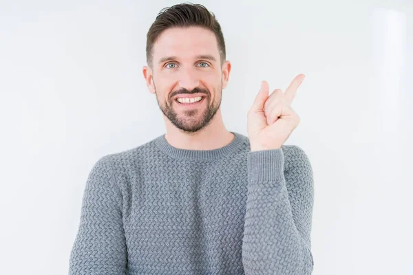 Joven Hombre Guapo Con Suéter Casual Sobre Fondo Aislado Con —  Fotos de Stock