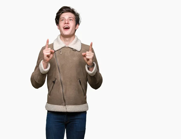 Joven Hombre Guapo Con Abrigo Invierno Sobre Fondo Aislado Asombrado — Foto de Stock