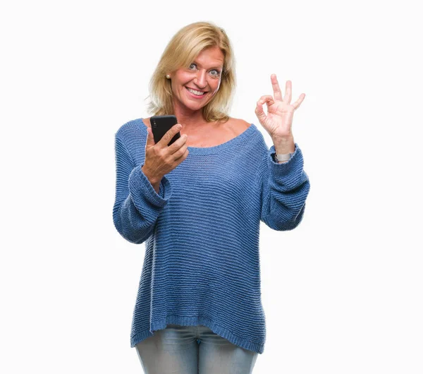Orta Yaş Sarışın Kadın Parmakları Mükemmel Sembolü Olan Işareti Yapıyor — Stok fotoğraf