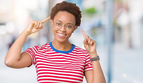 Linda Jovem Afro Americana Vestindo Óculos Sobre Fundo Isolado Sorrindo — Fotografia de Stock