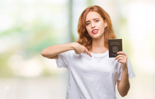 Молодая Красивая Женщина Паспортом Италии Изолированном Фоне Удивленным Лицом Указывающим — стоковое фото