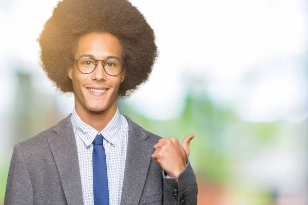 Unga Afroamerikanska Affärsman Med Afro Hår Glasögon Leende Med Glada — Stockfoto