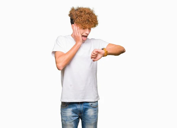 Joven Hombre Guapo Con Pelo Afro Vistiendo Camiseta Blanca Casual —  Fotos de Stock