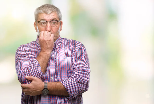 Bel Homme Âgé Portant Des Lunettes Sur Fond Isolé Regardant — Photo