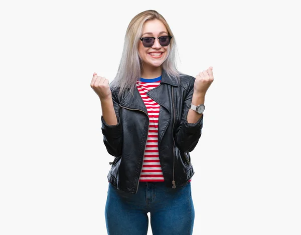 Mujer Rubia Joven Con Chaqueta Moda Gafas Sol Sobre Fondo — Foto de Stock