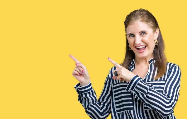 Middelbare Leeftijd Volwassen Zakenvrouw Geïsoleerde Achtergrond Glimlachen Kijken Naar Camera — Stockfoto