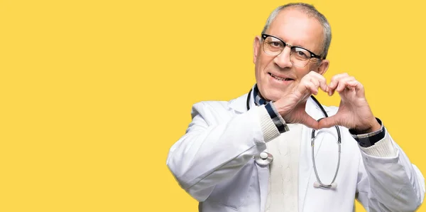 Gutaussehender Oberarzt Medizinischem Mantel Der Verliebt Lächelt Und Herz Symbol — Stockfoto