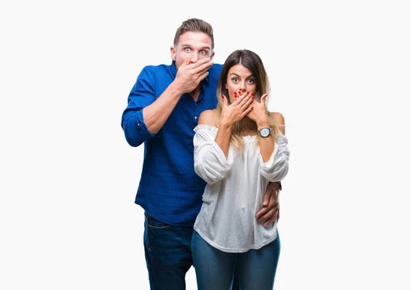 恋のミスのための手で口を覆っているショックを受けた分離の背景の上の若いカップル 秘密の概念 — ストック写真