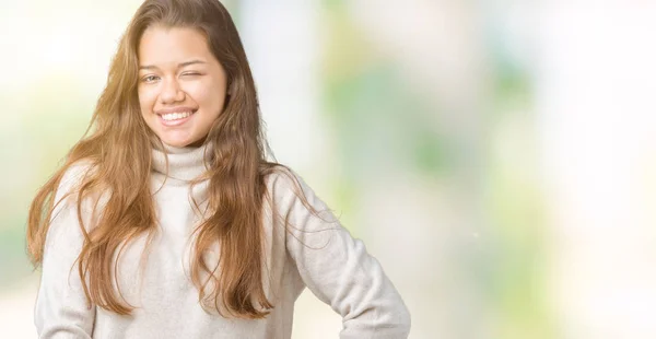 Giovane Bella Donna Bruna Indossa Maglione Dolcevita Sfondo Isolato Ammiccando — Foto Stock