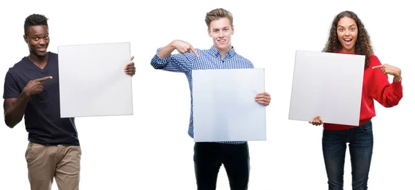 Composição Jovens Segurando Banner Branco Sobre Fundo Isolado Muito Feliz — Fotografia de Stock