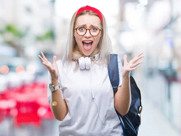 Giovane Studentessa Bionda Indossa Occhiali Zaino Sfondo Isolato Celebrando Pazzo — Foto Stock