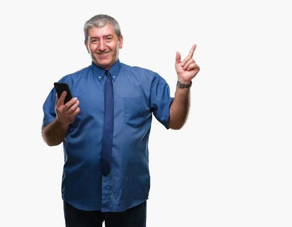 Bonito Homem Sênior Enviando Mensagem Usando Smartphone Sobre Fundo Isolado — Fotografia de Stock