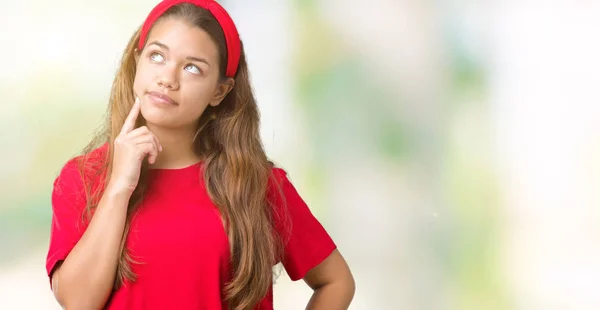 Joven Mujer Morena Hermosa Con Camiseta Roja Sobre Fondo Aislado — Foto de Stock