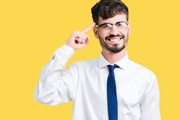 Jovem Homem Negócios Bonito Usando Óculos Sobre Fundo Isolado Sorrindo — Fotografia de Stock