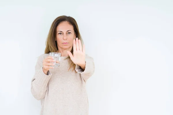 Frau Mittleren Alters Trinkt Glas Wasser Isoliert Hintergrund Mit Offener — Stockfoto