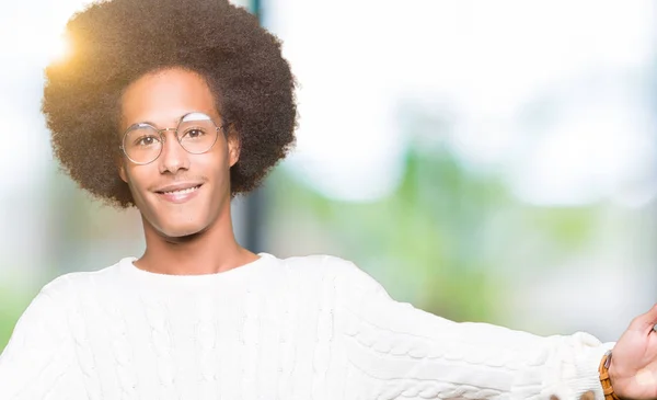 Молодий Афроамериканець Людиною Афро Волосся Окулярах Дивлячись Камеру Посміхаючись Розкритими — стокове фото