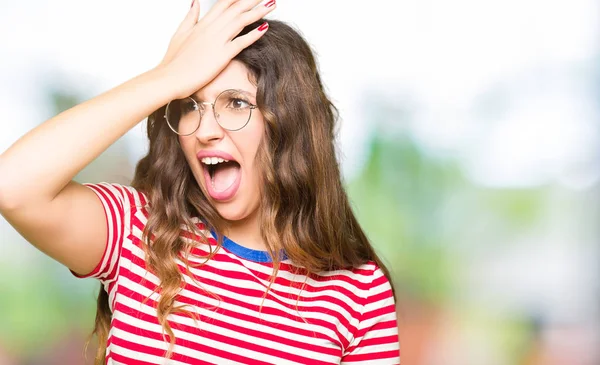 Giovane Bella Donna Che Indossa Gli Occhiali Sorpreso Con Mano — Foto Stock