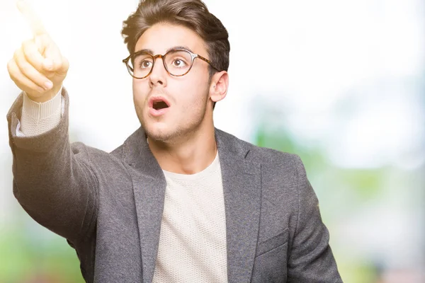 Joven Hombre Negocios Con Gafas Sobre Fondo Aislado Señalando Con — Foto de Stock