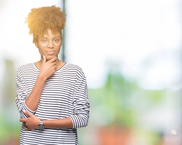 Mooie Jonge African American Vrouw Bril Geïsoleerde Achtergrond Zoek Vertrouwen — Stockfoto