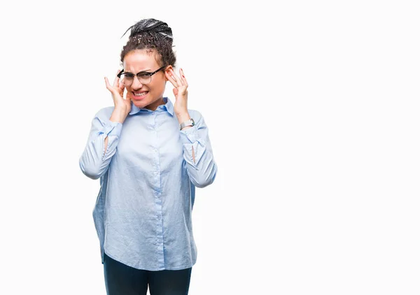 編んだ髪の若いアフリカ系アメリカ人ビジネス女の子眼鏡をかけて大声で音楽の音の腹が立つ式の指で耳を覆う孤立した背景の上 聴覚障害者の概念 — ストック写真