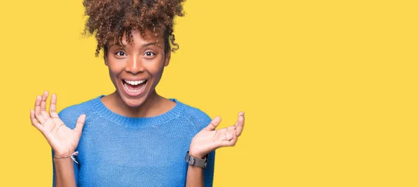 Linda Jovem Afro Americana Sobre Fundo Isolado Celebrando Louco Espantado — Fotografia de Stock