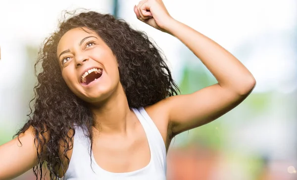 Joven Chica Hermosa Con Pelo Rizado Muy Feliz Emocionado Haciendo —  Fotos de Stock