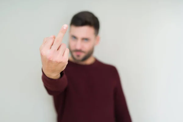 Jonge Knappe Man Dragen Een Trui Geïsoleerde Achtergrond Weergegeven Middelvinger — Stockfoto