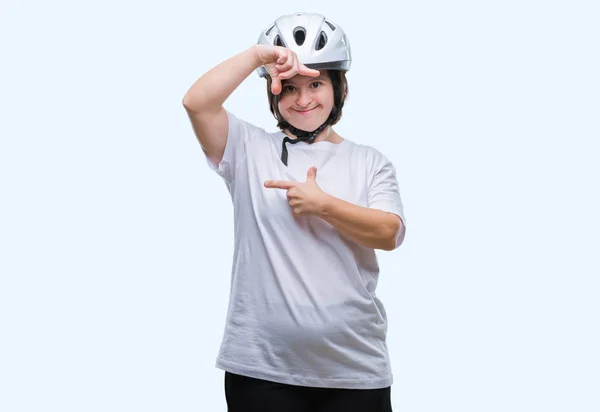 Mulher Ciclista Adulto Jovem Com Síndrome Usando Capacete Segurança Sobre — Fotografia de Stock