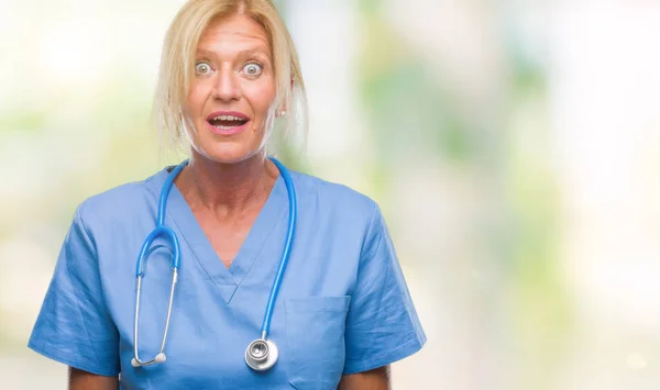 Blonde Krankenschwester Mittleren Alters Chirurg Ärztin Mit Isoliertem Hintergrund Verängstigt — Stockfoto