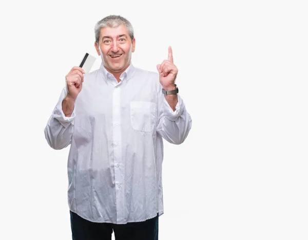 Hombre Mayor Guapo Sosteniendo Tarjeta Crédito Sobre Fondo Aislado Sorprendido — Foto de Stock