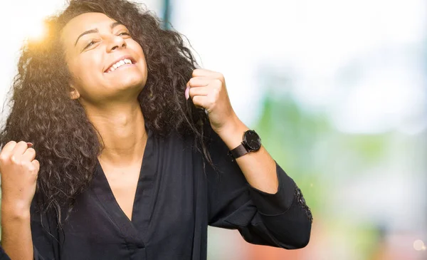 Young Beautiful Girl Curly Hair Wearing Elegant Dress Very Happy — Stock Photo, Image