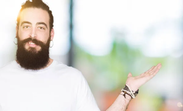 Homem Jovem Hipster Com Cabelos Longos Barba Vestindo Camiseta Branca — Fotografia de Stock