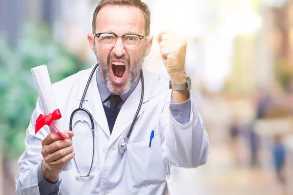 Medelåldern Senior Hoary Doktor Mannen Innehar Examensbevis Över Isolerade Bakgrund — Stockfoto