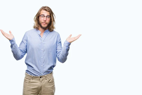Genç Yakışıklı Adam Uzun Saçlı Gözlüklü Üzerinde Arka Plan Clueless — Stok fotoğraf