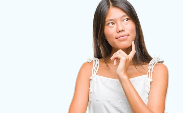 Młoda Azjatka Kobieta Białym Tle Ręką Podbródek Myślenia Pytanie Wyrażenie — Zdjęcie stockowe